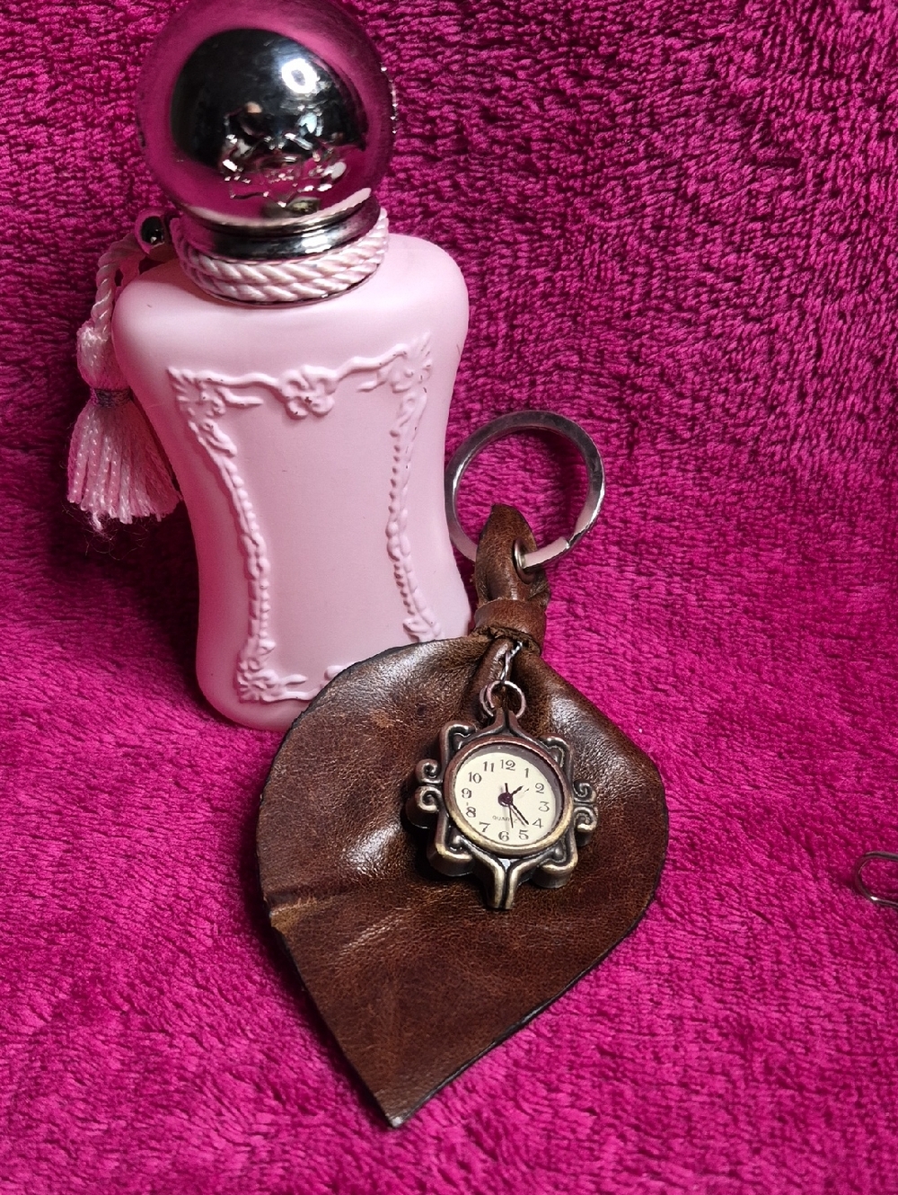 Source Unknown Brown Leather Leaf Keychain Watch with Antique Gold Dial